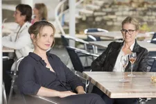 Violette with Ariane (Karin Viard) in Biarritz